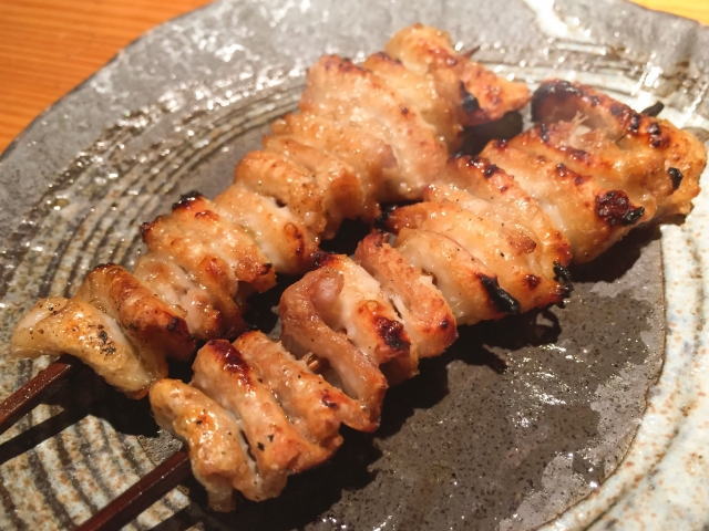 分厚い鶏皮の塩焼き鶏