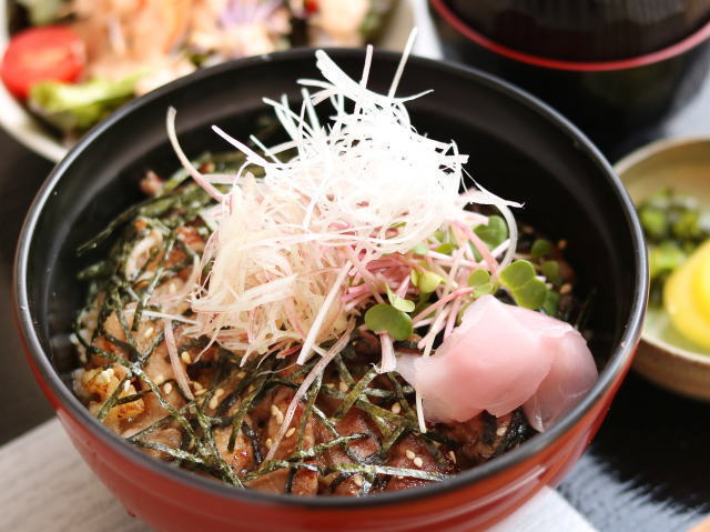 イチオシもも肉の焼き鳥丼